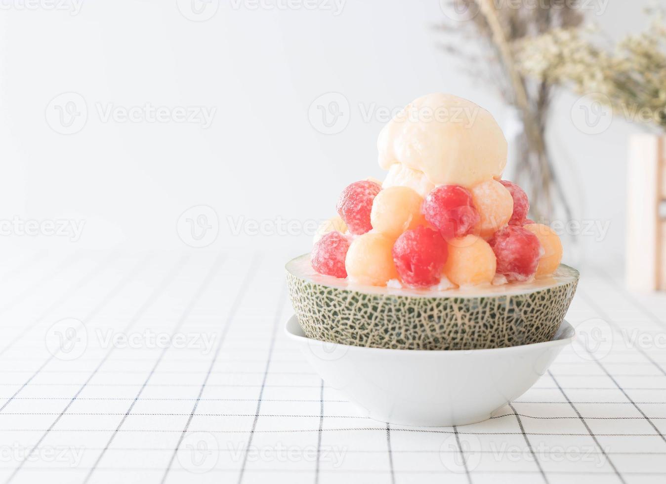 ice melon bingsu, famoso gelato coreano sul tavolo foto