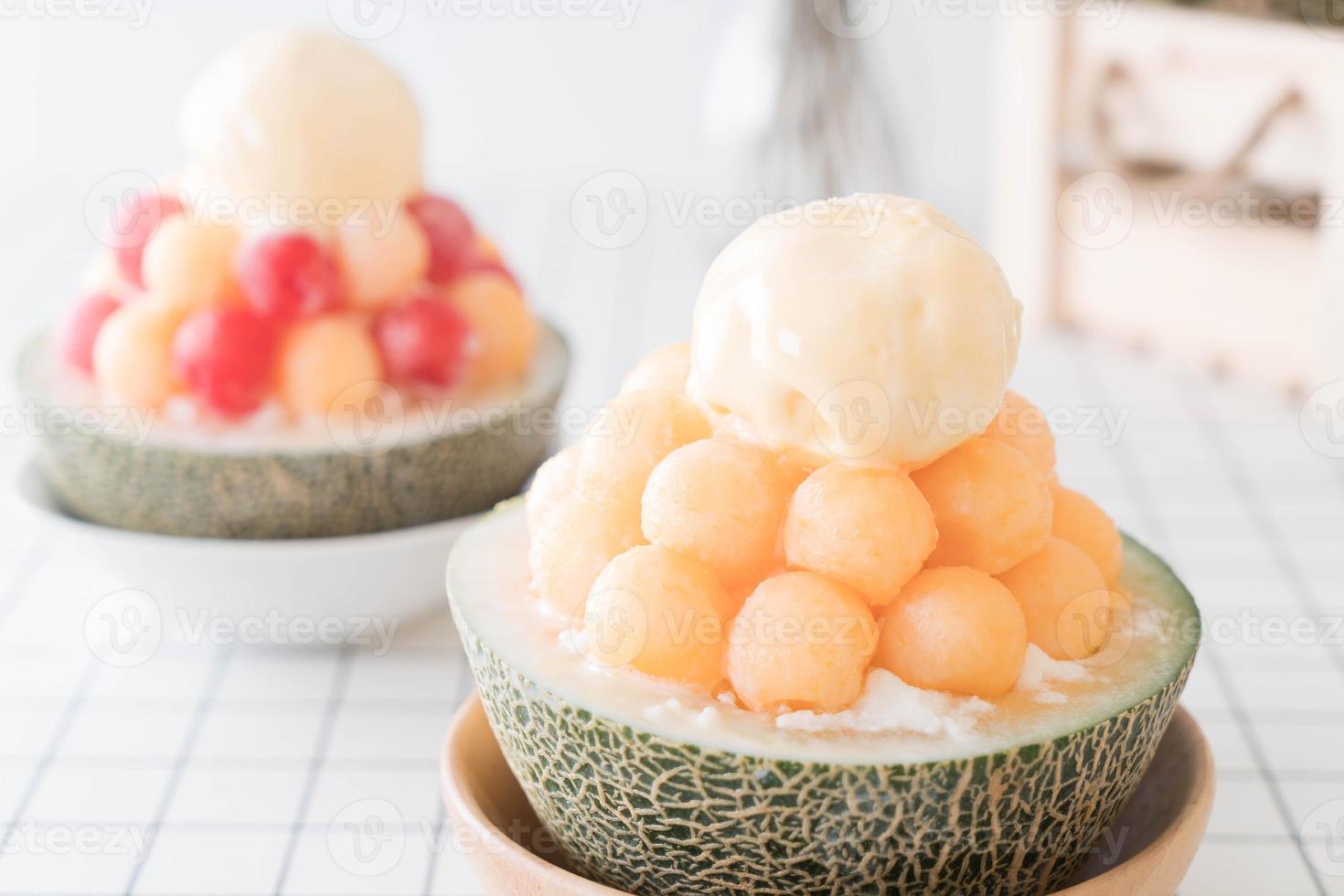 ice melon bingsu, famoso gelato coreano sul tavolo foto