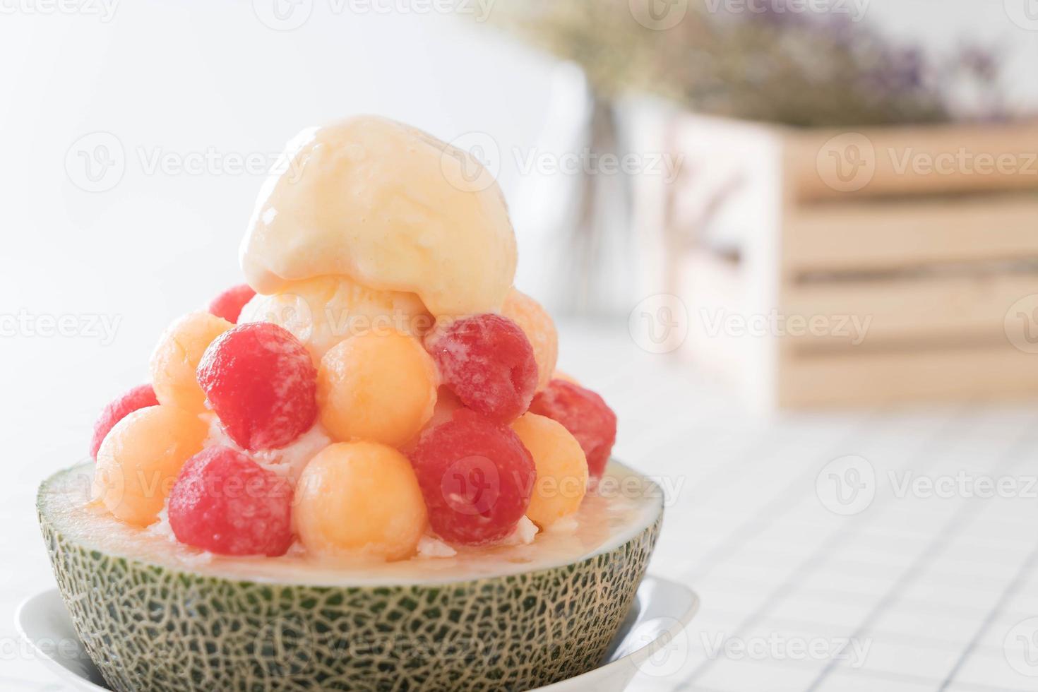 ice melon bingsu, famoso gelato coreano sul tavolo foto