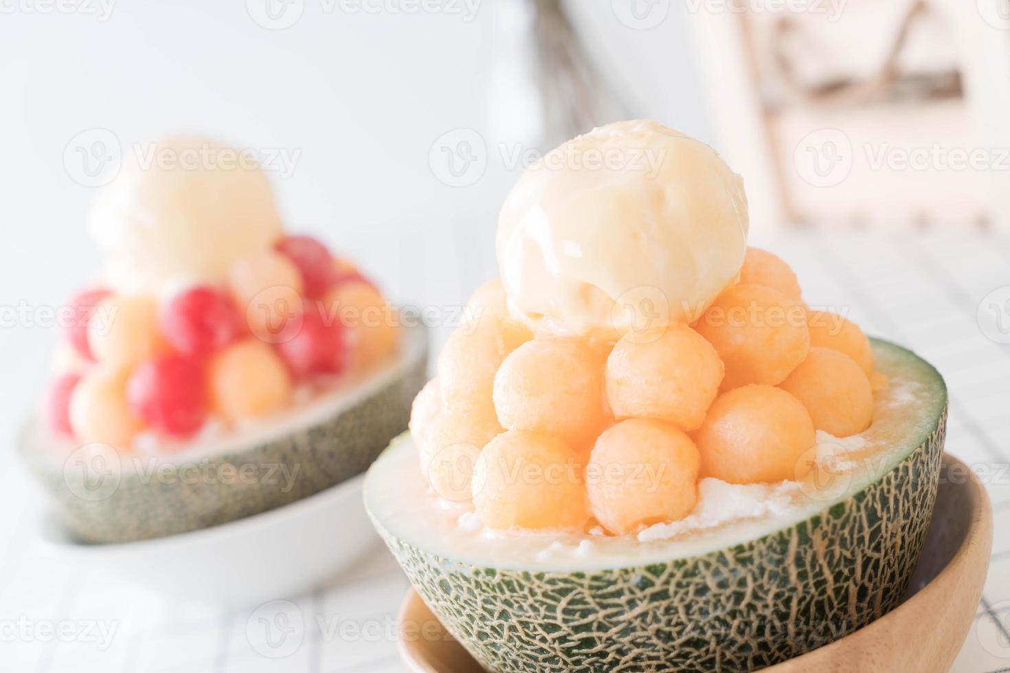 ice melon bingsu, famoso gelato coreano sul tavolo foto