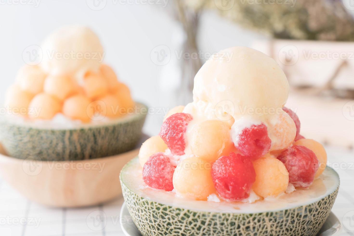 ice melon bingsu, famoso gelato coreano sul tavolo foto