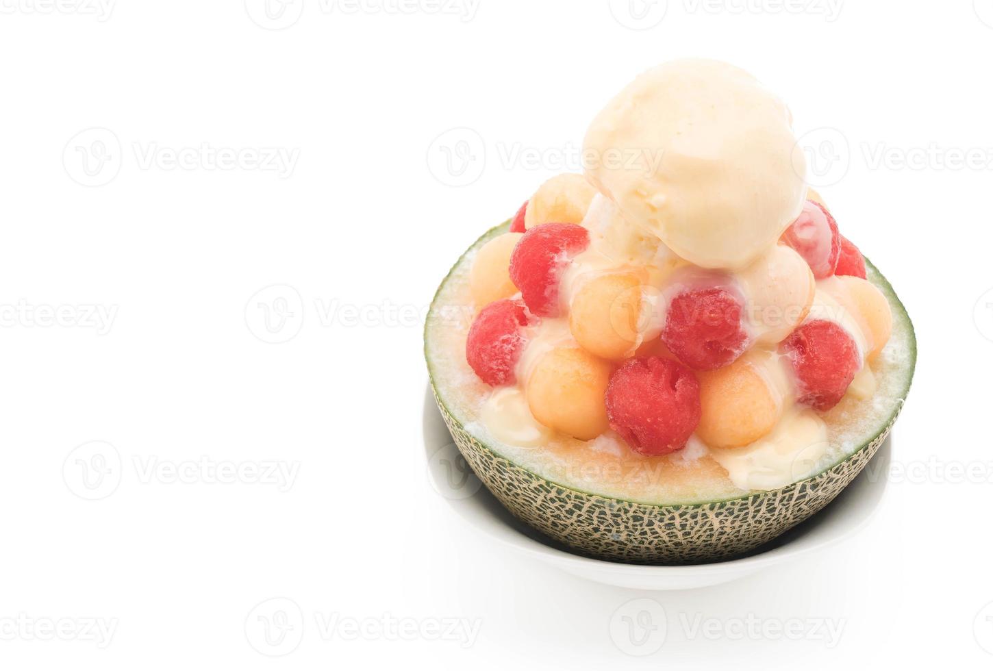 Ice melon bingsu, famoso gelato coreano su sfondo bianco foto