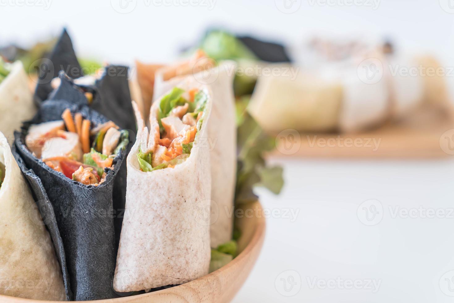 avvolgere il rotolo di insalata sul tavolo foto