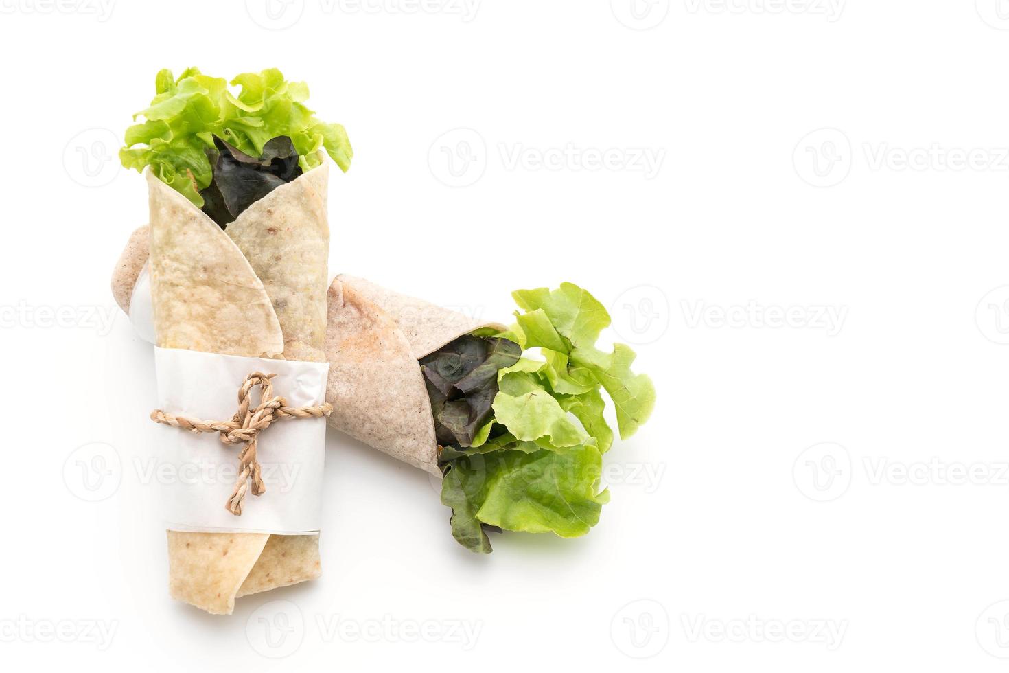 avvolgere il rotolo di insalata su sfondo bianco foto