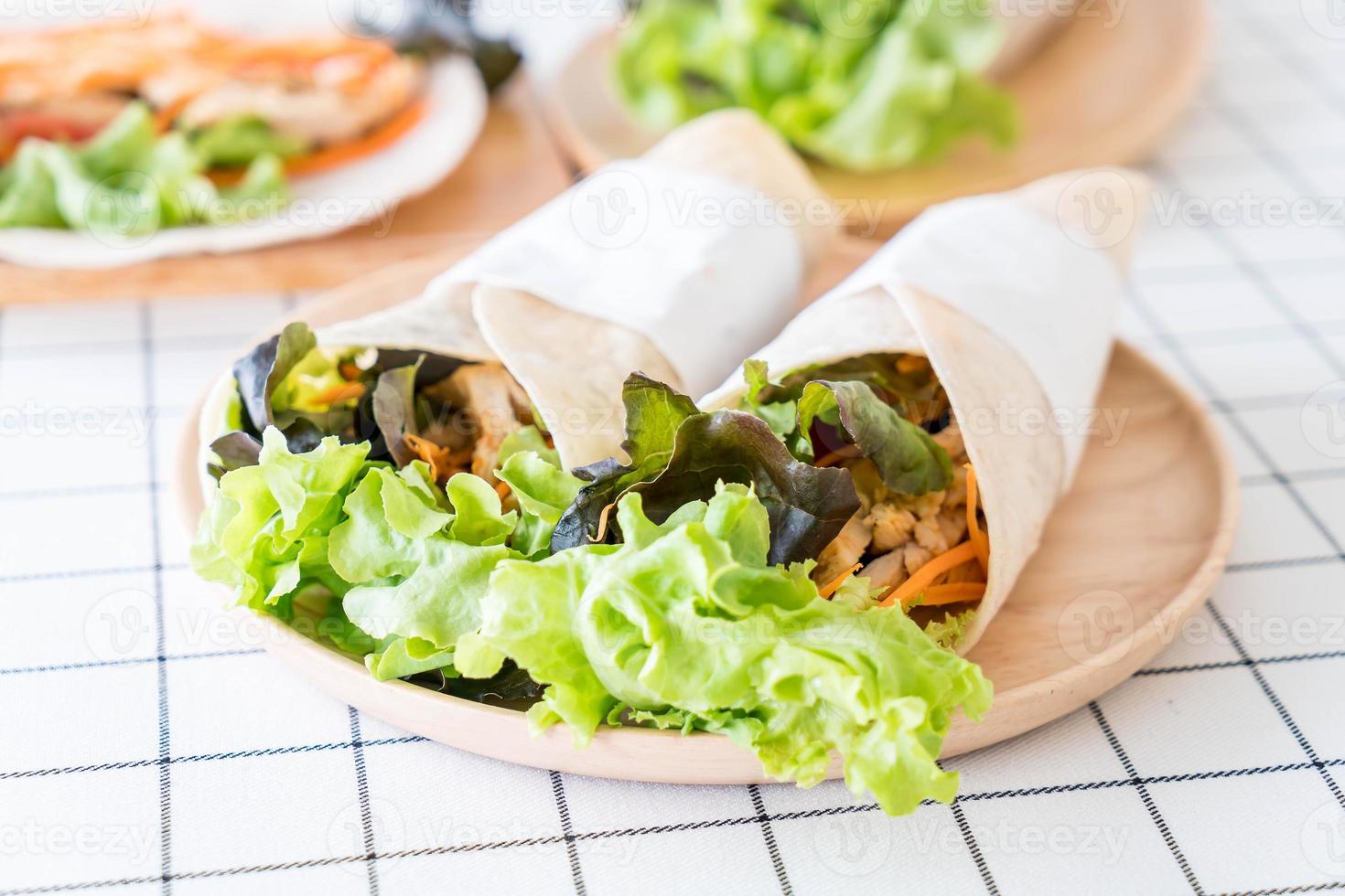 avvolgere il rotolo di insalata sul tavolo foto