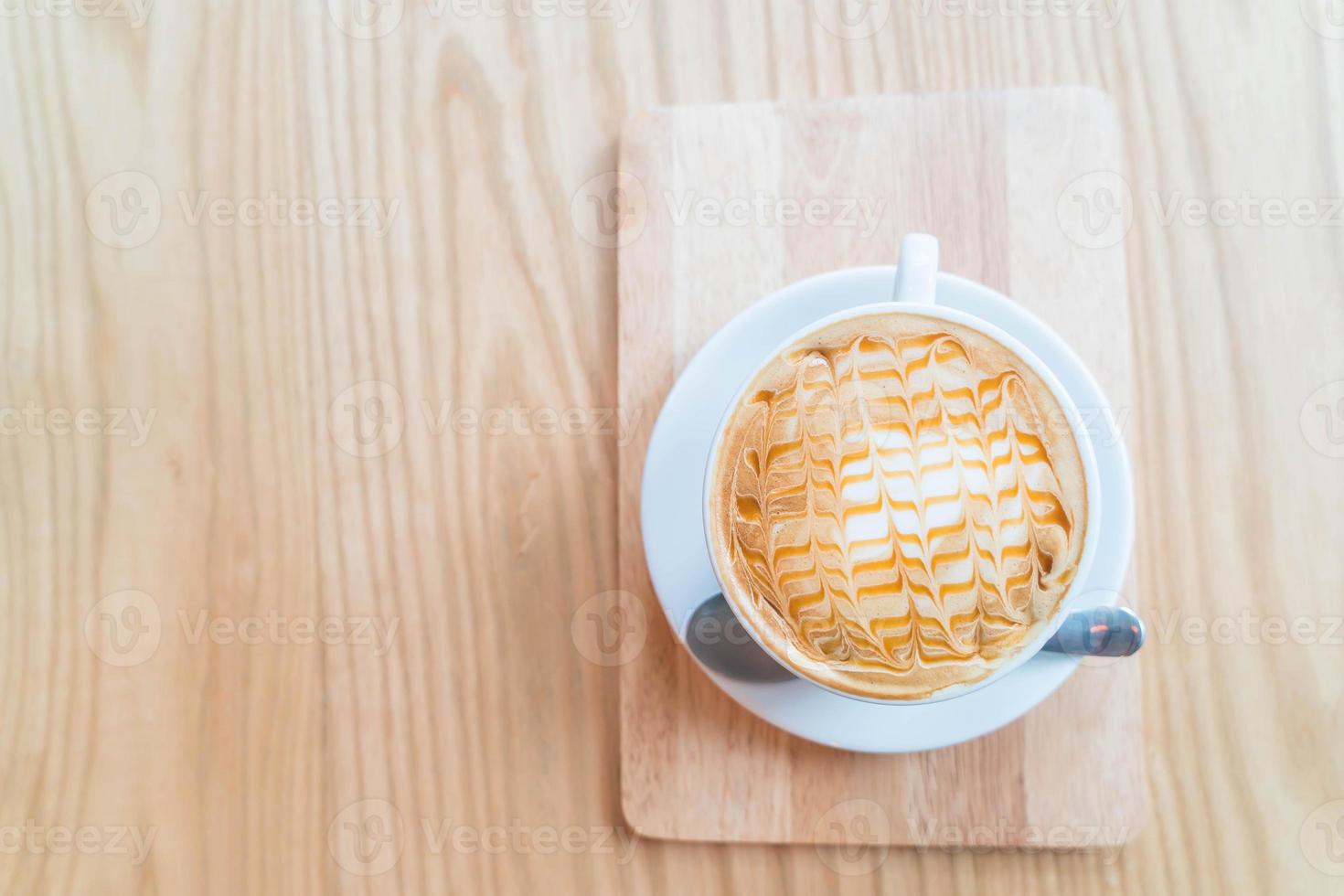 macchiato al caramello caldo nella caffetteria foto