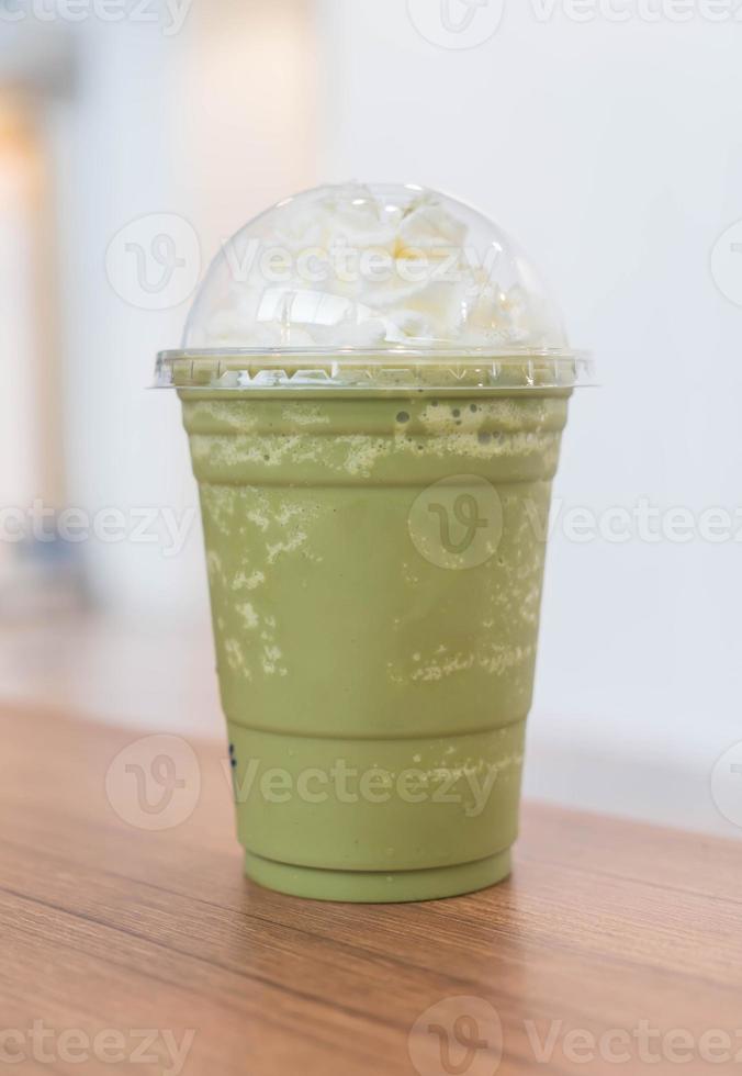 tè verde latte frappe sul tavolo foto