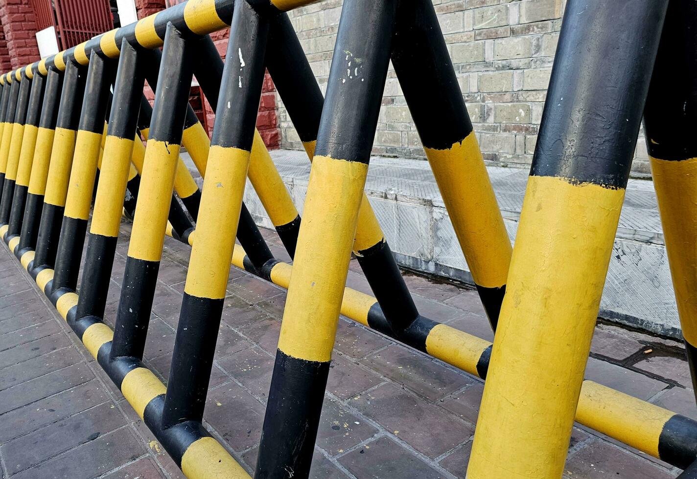 il auto barriera su il strada per il privato ufficio la zona. ferro giallo-nero blocco il strada per strada trasporto barriera. barriera di privato proprietà foto