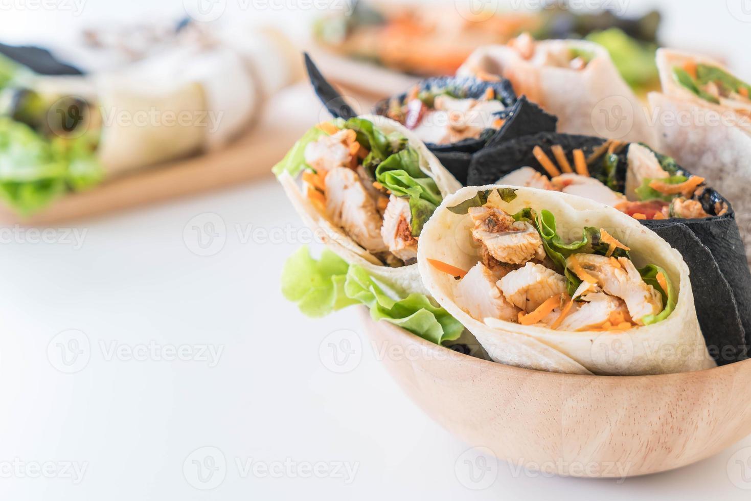 avvolgere il rotolo di insalata sul tavolo foto