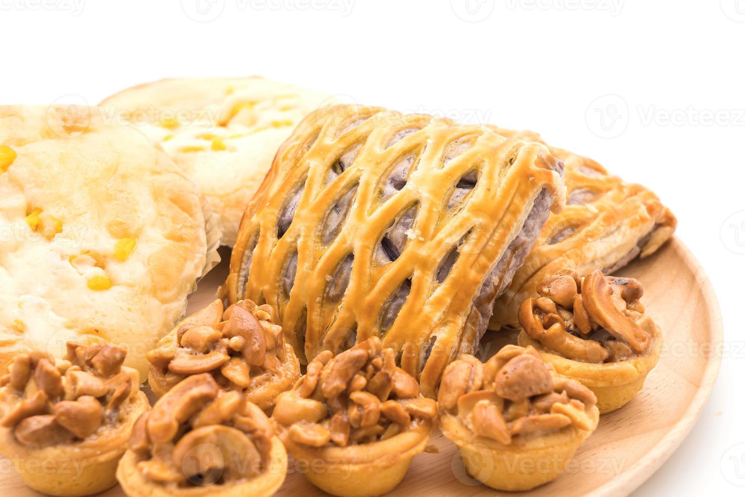 torta al caramello, pane con maionese di mais e torte di taro su sfondo bianco foto