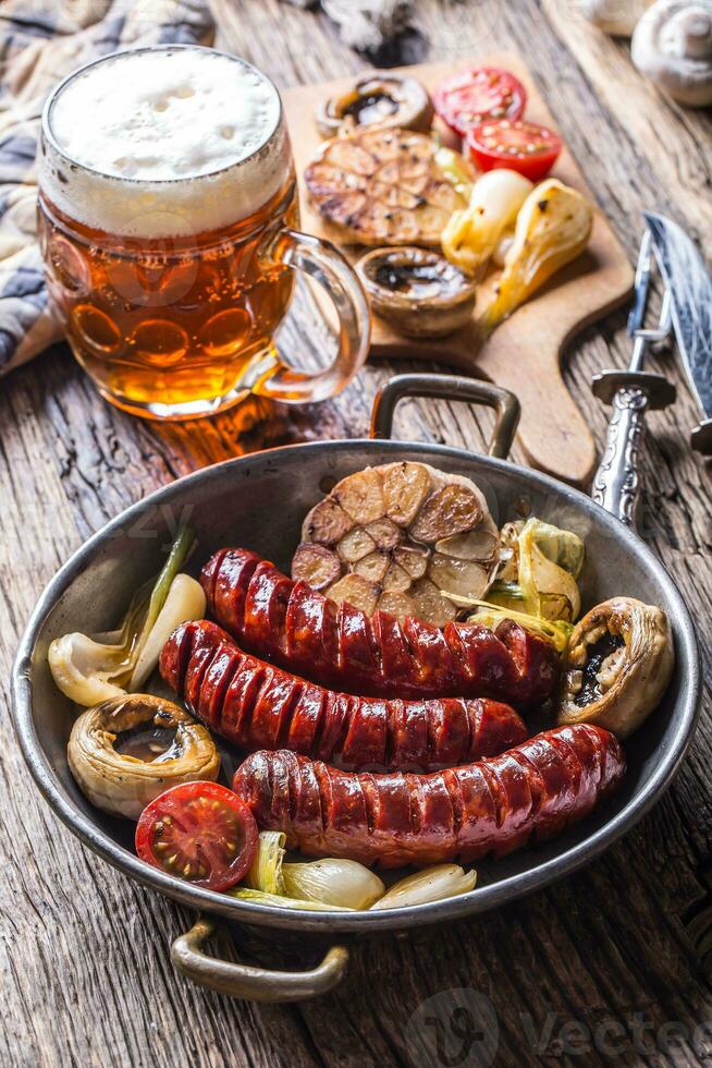 arrostito salsicce con verdura e bozza birra. foto