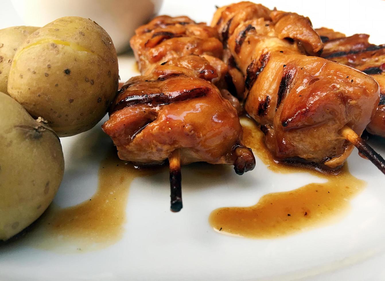 pollo barbecue cibo carne su un piatto foto