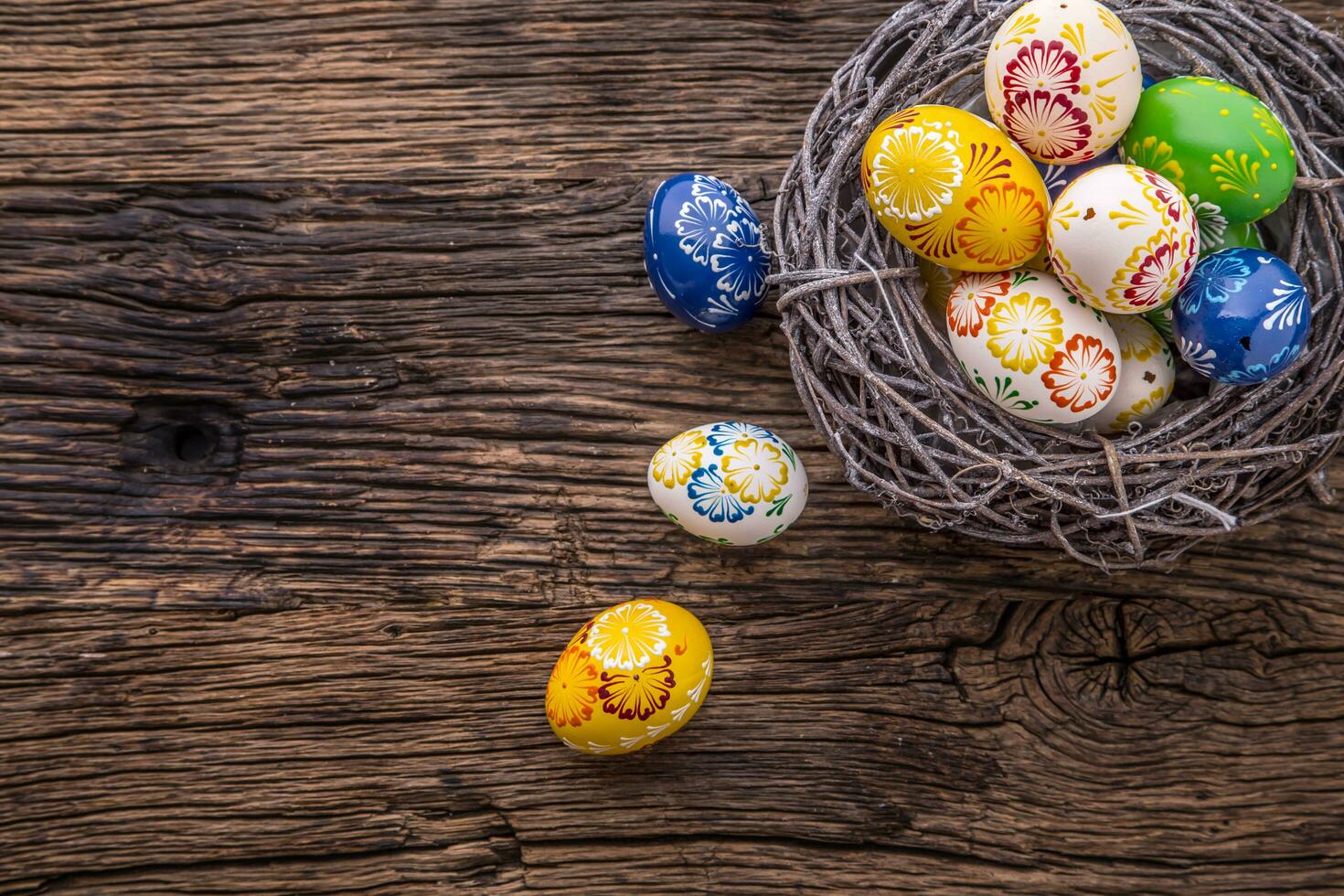 Pasqua. mano fatto Pasqua uova su vecchio di legno tavolo. foto