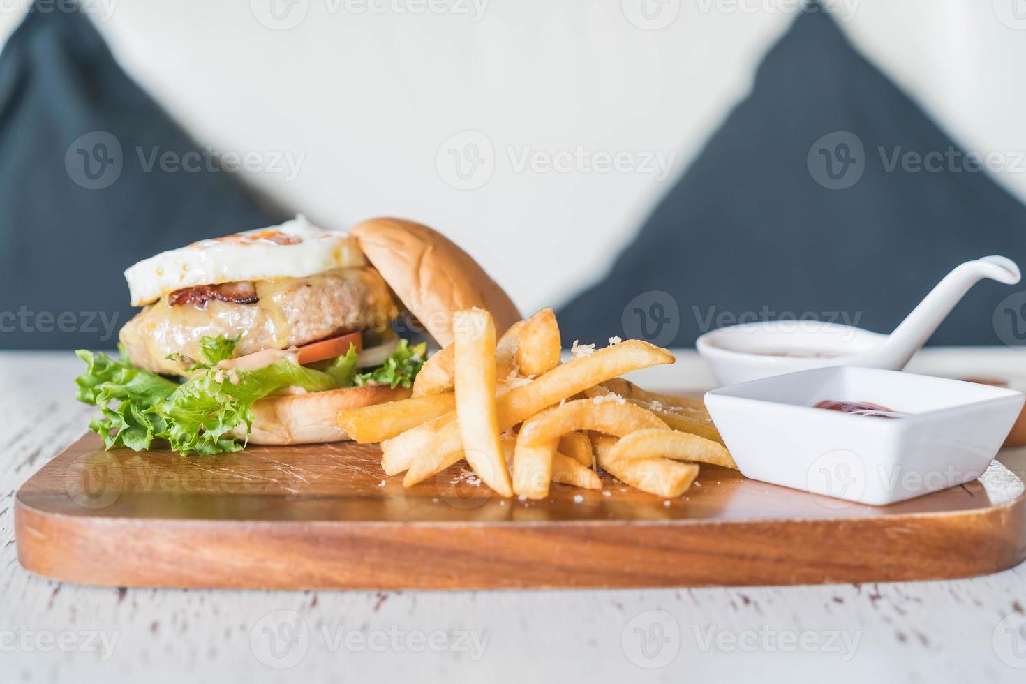 hamburger di maiale al formaggio con patatine fritte foto