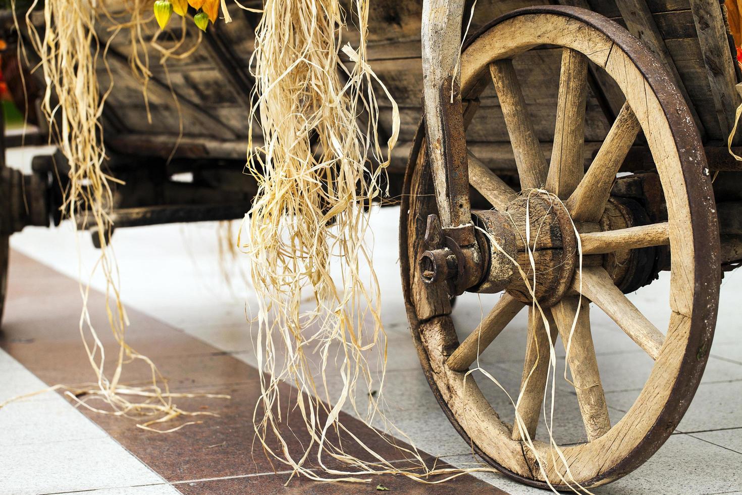 vecchie ruote di carrozza per carrozze di cavalli in legno foto
