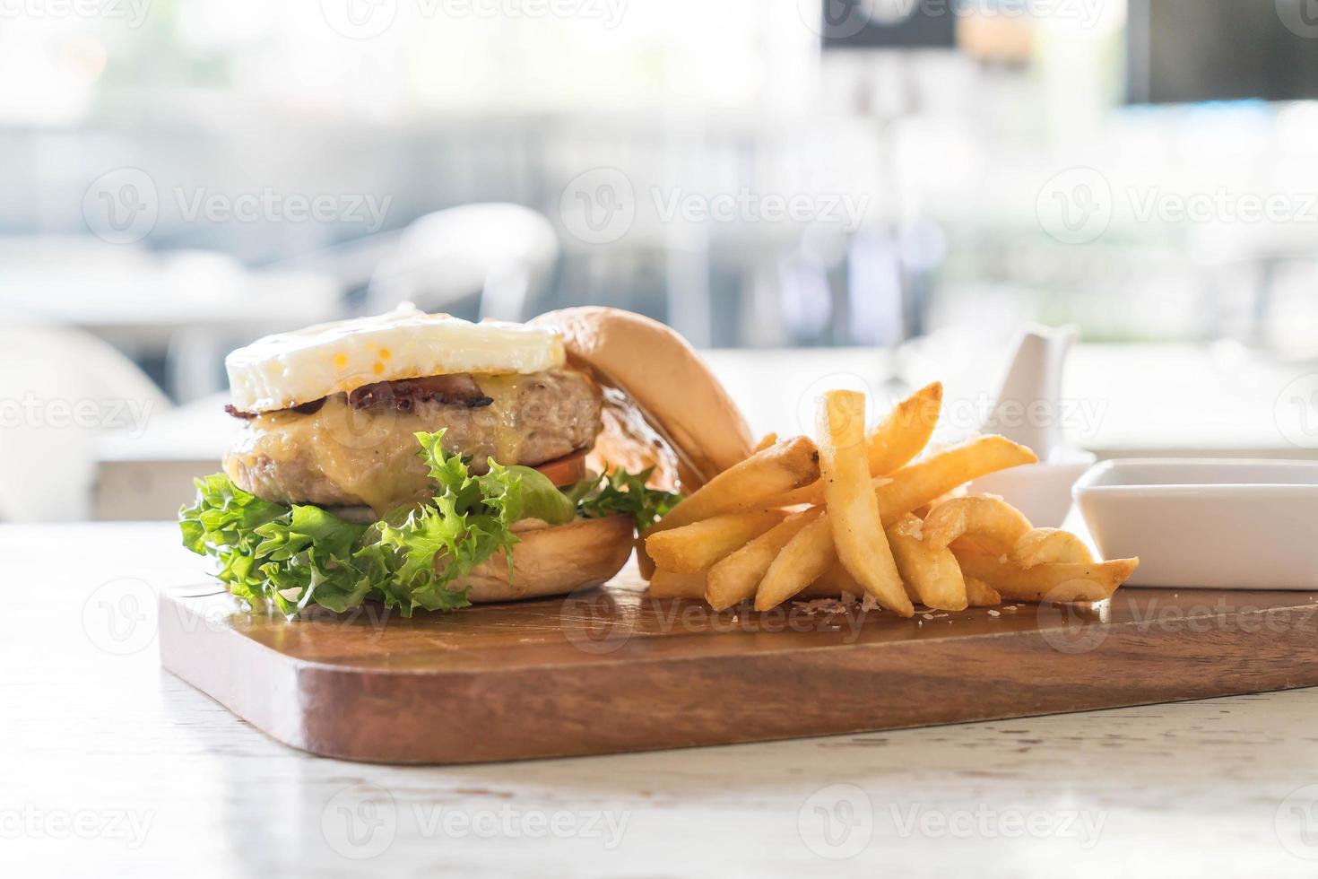 hamburger di maiale al formaggio con patatine fritte foto