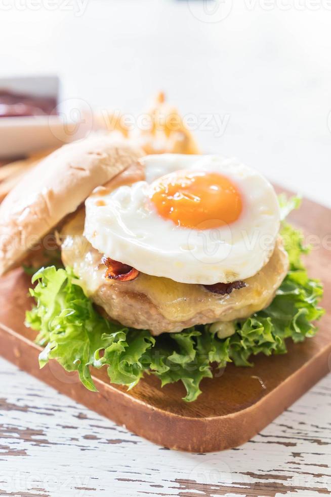 hamburger di maiale al formaggio con patatine fritte foto