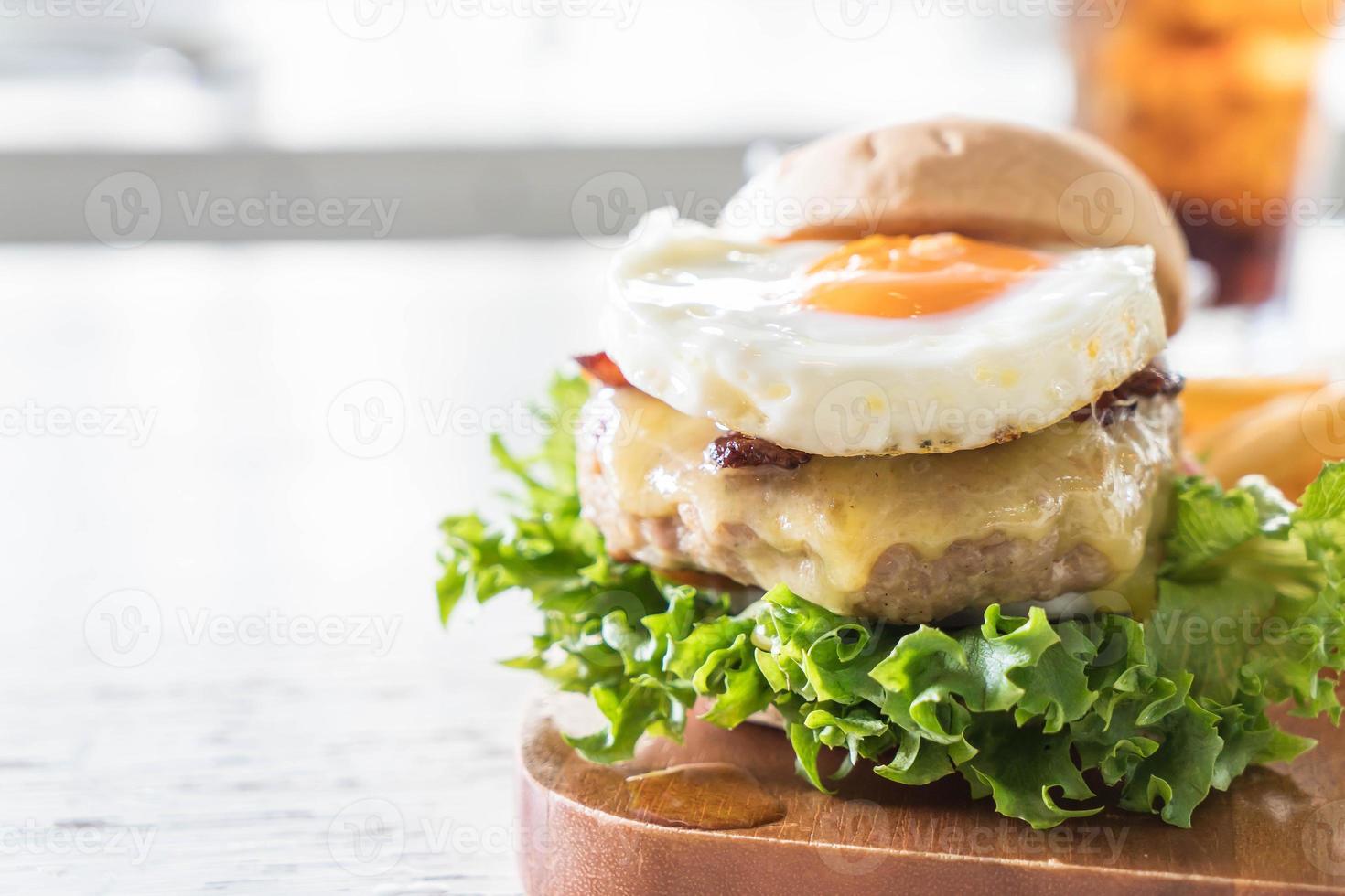 hamburger di maiale al formaggio con patatine fritte foto