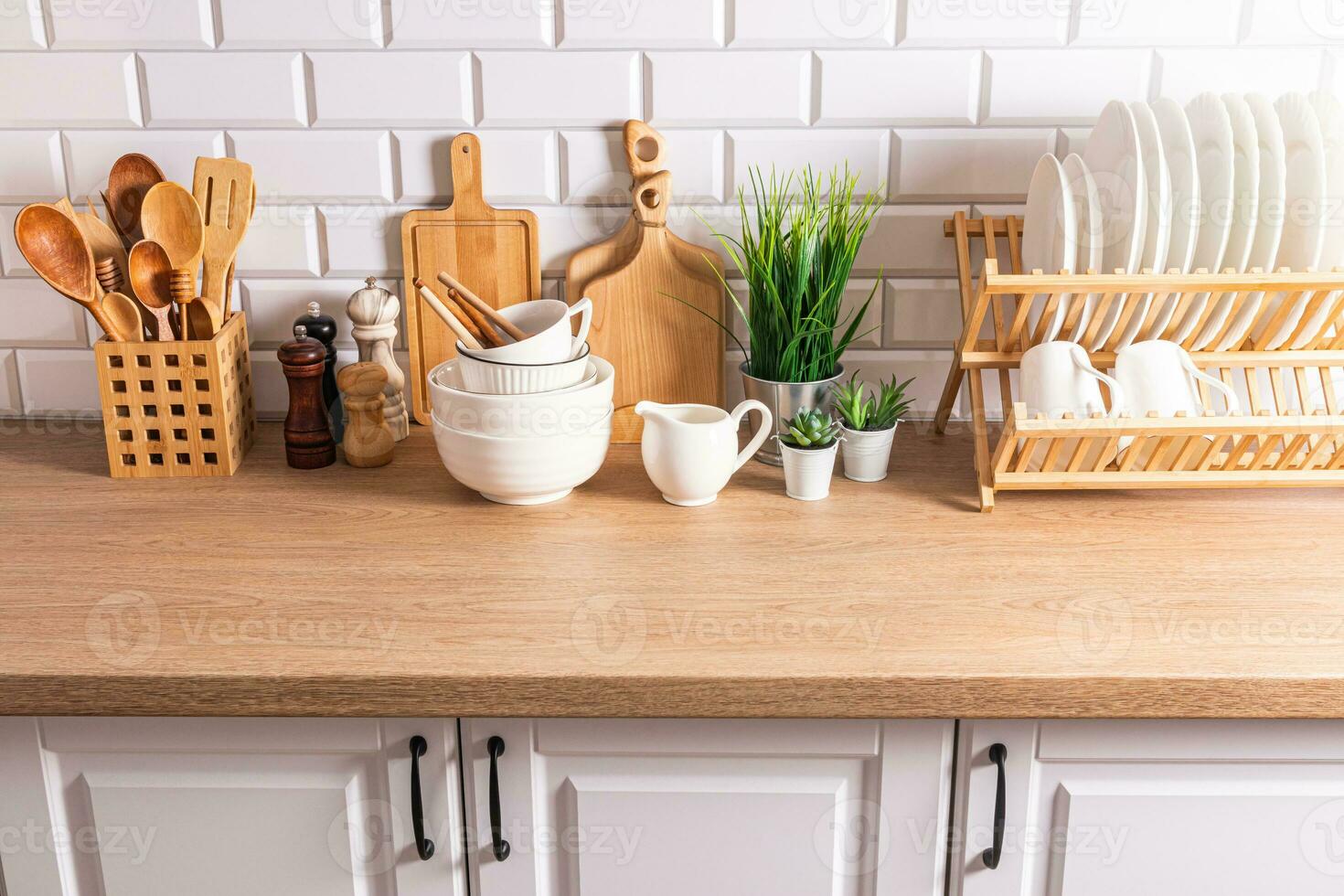 bellissimo cucina sfondo con diverso elementi e cucina utensili fatto di eco-friendly materiali. di legno controsoffitto, bianca mattone parete. foto