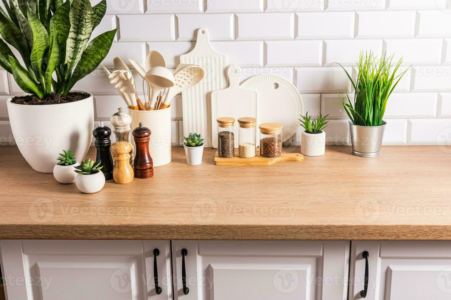 bellissimo cucina sfondo di un' moderno controsoffitto con un' impostato di vario cucina utensili, verde impianti nel pentole. eco stile. naturale materiali. foto