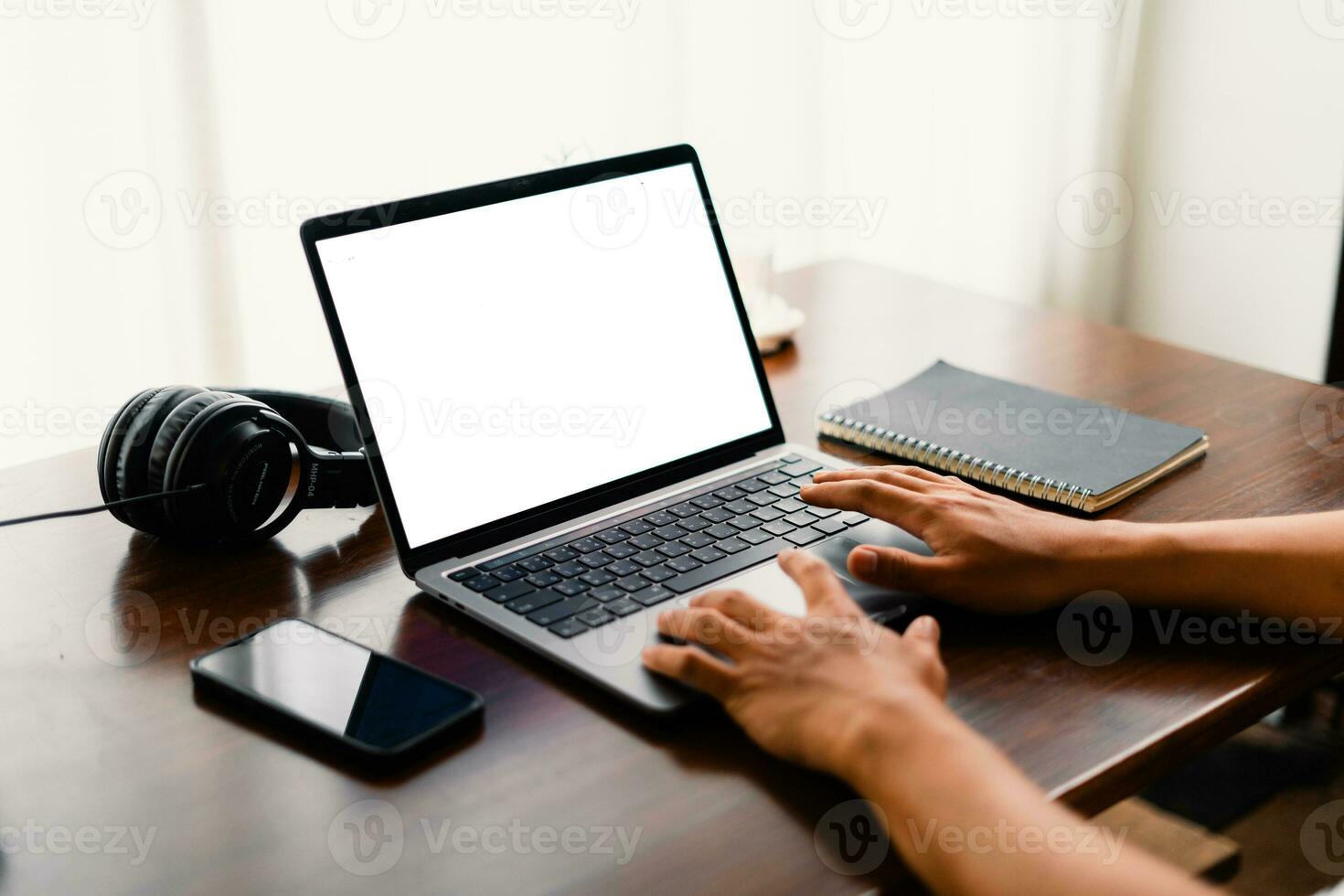 mani Lavorando su il computer portatile computer e Internet ,vuoto schermo foto