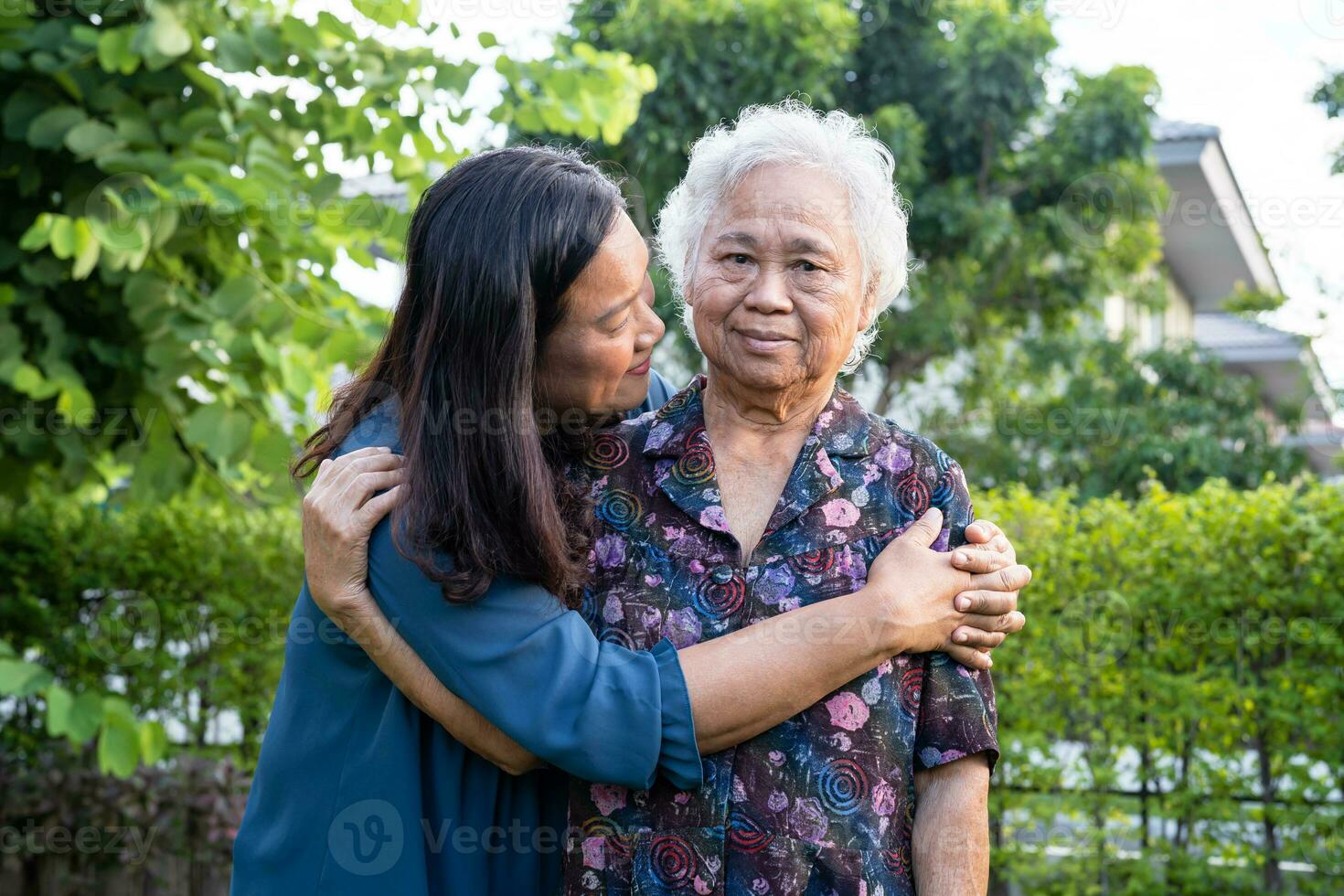 asiatico anziano donna abbraccio con sua figlia con amore, cura, aiuto, incoraggiare e empatia a parco, salutare forte medico concetto. foto