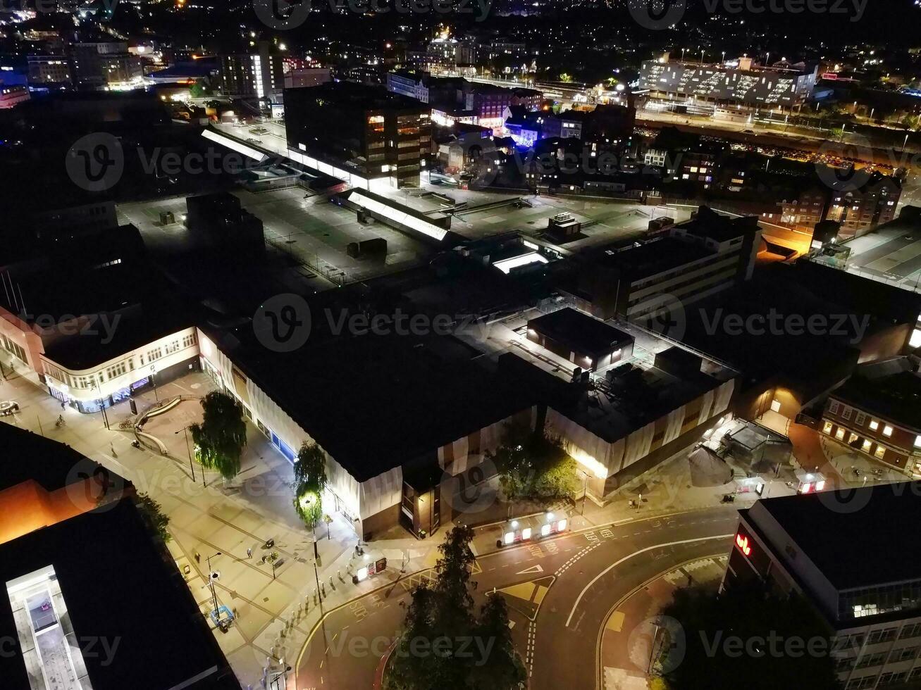 aereo Visualizza di illuminato luton città di Inghilterra UK dopo tramonto durante notte di estate. Immagine era catturato con di droni telecamera su sep 1°, 2023 foto