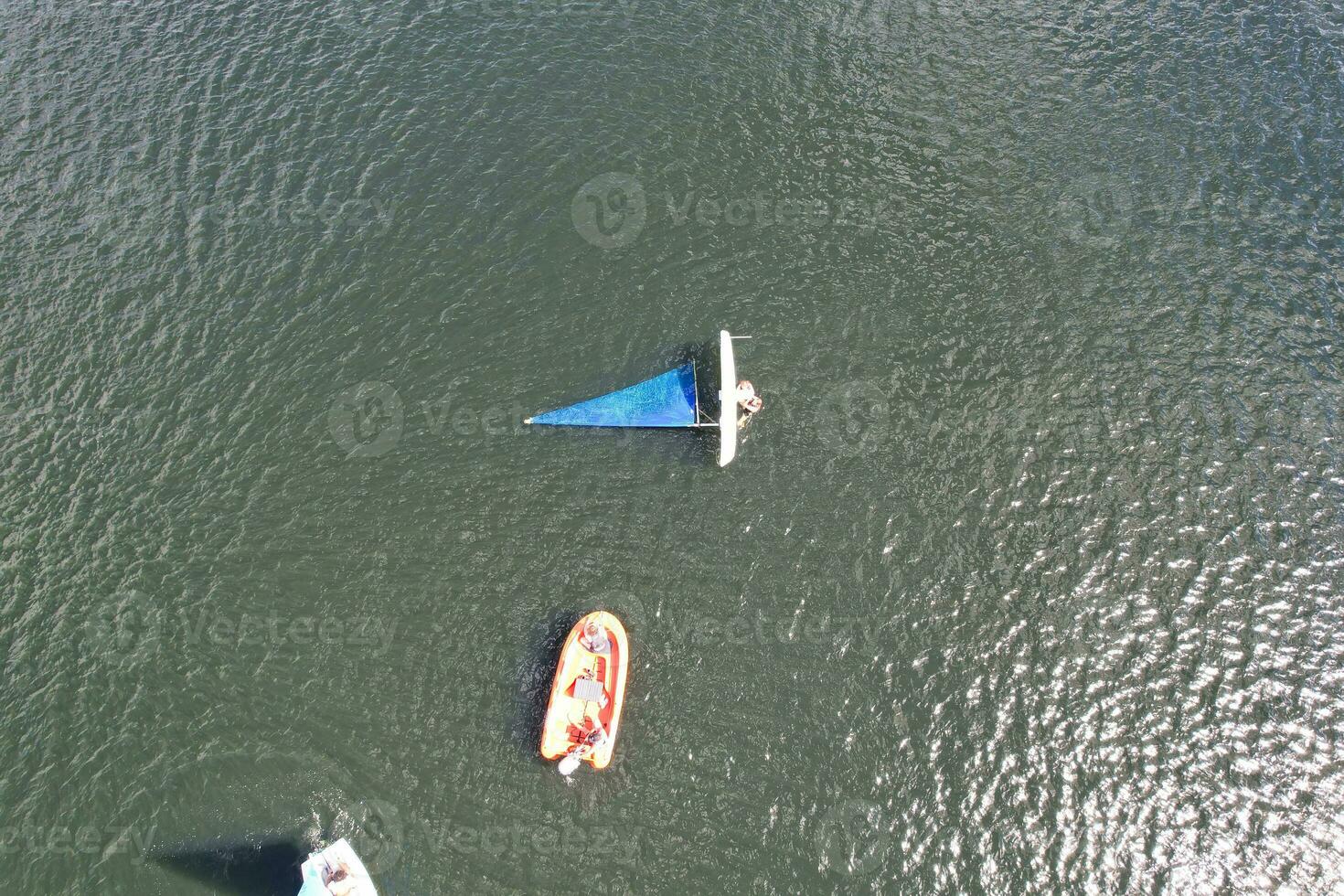 alto angolo metraggio di persone siamo canottaggio a caldecotte lago collocato a Milton keynes città di Inghilterra grande Gran Bretagna UK. il aereo paesaggio era catturato su agosto 21, 2023 con di droni telecamera foto