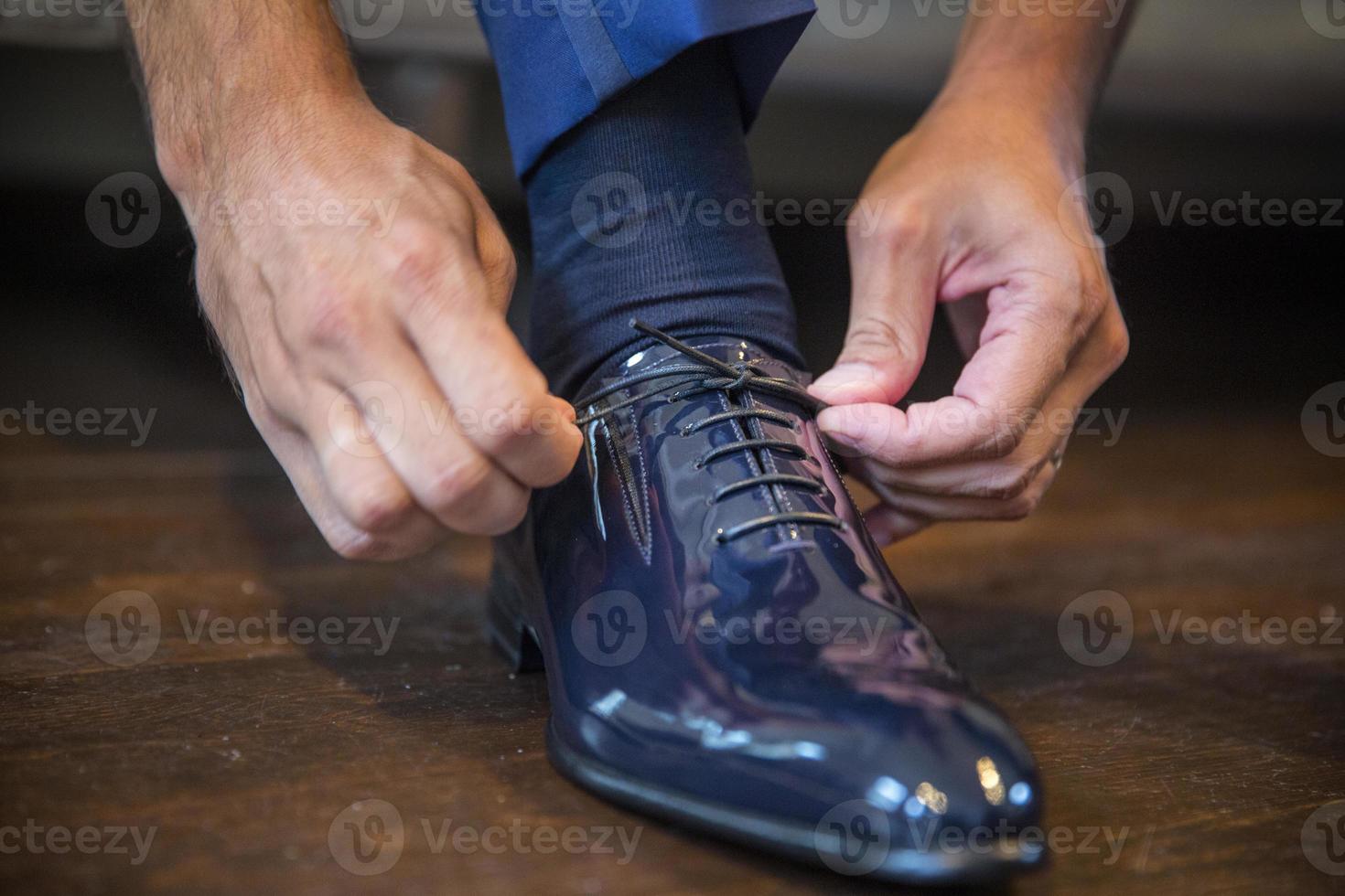 bottone del polsino dello sposo, papillon, scarpe, toelettatura, preparazione del matrimonio foto