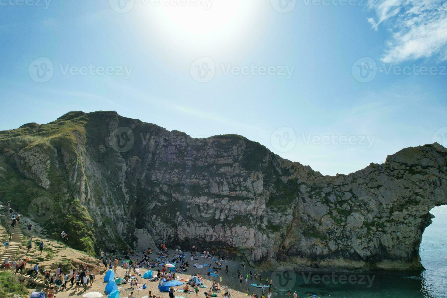 migliore aereo metraggio di persone siamo godendo barca cavalcata a bellissima Britannico turista attrazione e oceano mare Visualizza di durdle porta spiaggia di Inghilterra UK. catturato con di droni telecamera su settembre 9, 2023 foto