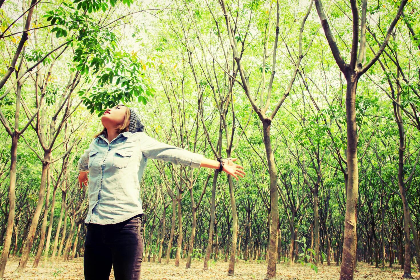 bella giovane donna che si diverte con la natura nella foresta foto