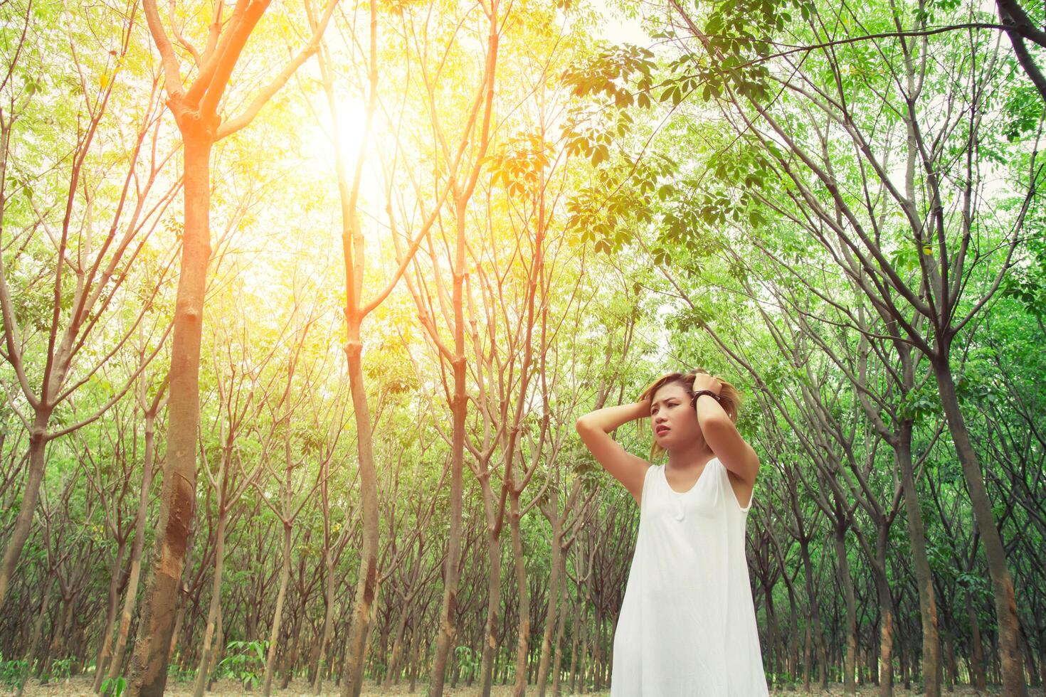 triste donna infelice nella foresta verde, stress, depressione foto