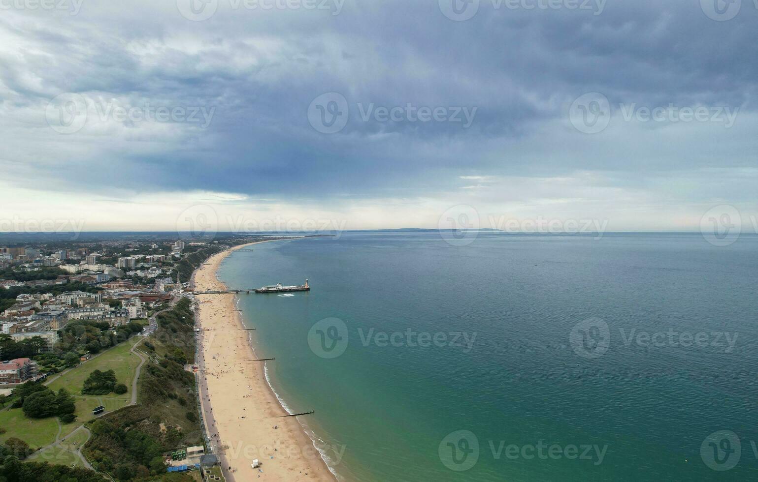 aereo Visualizza di maggior parte bellissimo e attraente turista destinazione a bournemouth città sabbioso spiaggia di Inghilterra grande Gran Bretagna, Immagine era catturato con di droni telecamera su agosto 23, 2023 durante soleggiato giorno. foto