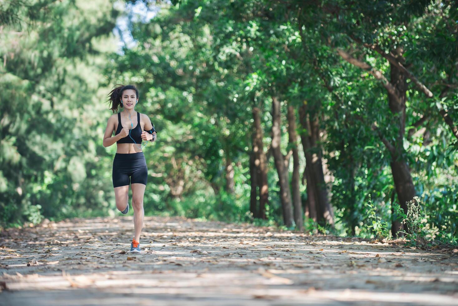 giovane donna fitness jogging nel parco. foto