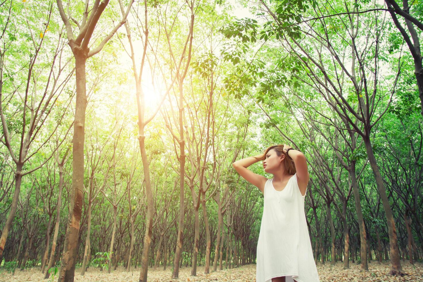 triste donna infelice nella foresta verde, stress, depressione foto