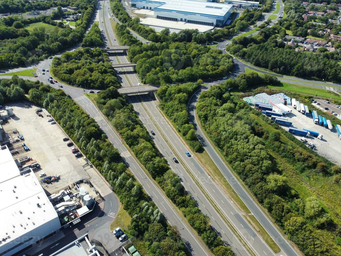 alto angolo metraggio di Britannico strada e traffico a caldecotte lago di Milton keynes città di Inghilterra grande Gran Bretagna, bellissimo Visualizza catturato su agosto 21, 2023 con di droni telecamera durante soleggiato giorno foto