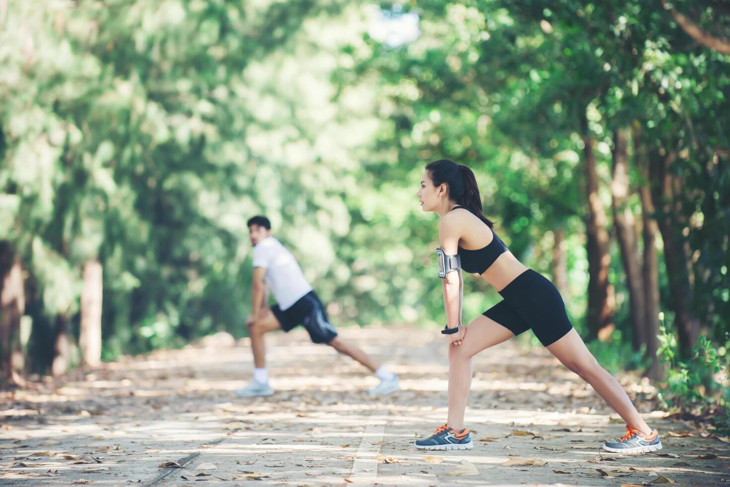 uomo e donna che si allungano insieme al parco. foto