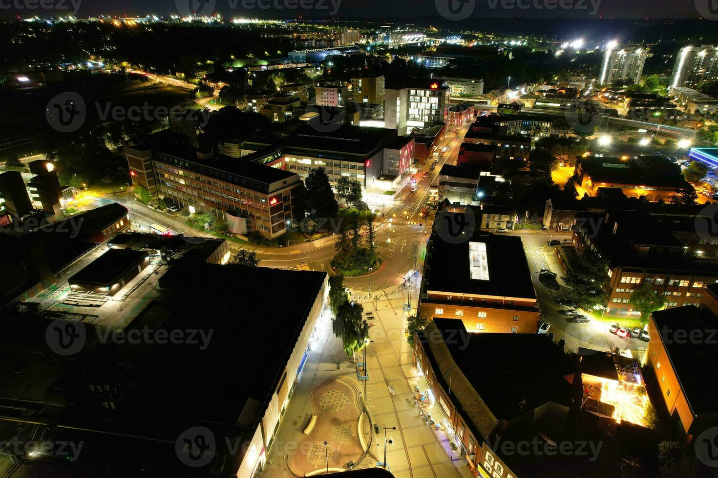 aereo Visualizza di illuminato centro edifici, strade e centrale luton città di Inghilterra UK a inizio di chiaro tempo metereologico notte di settembre 5°, 2023 foto