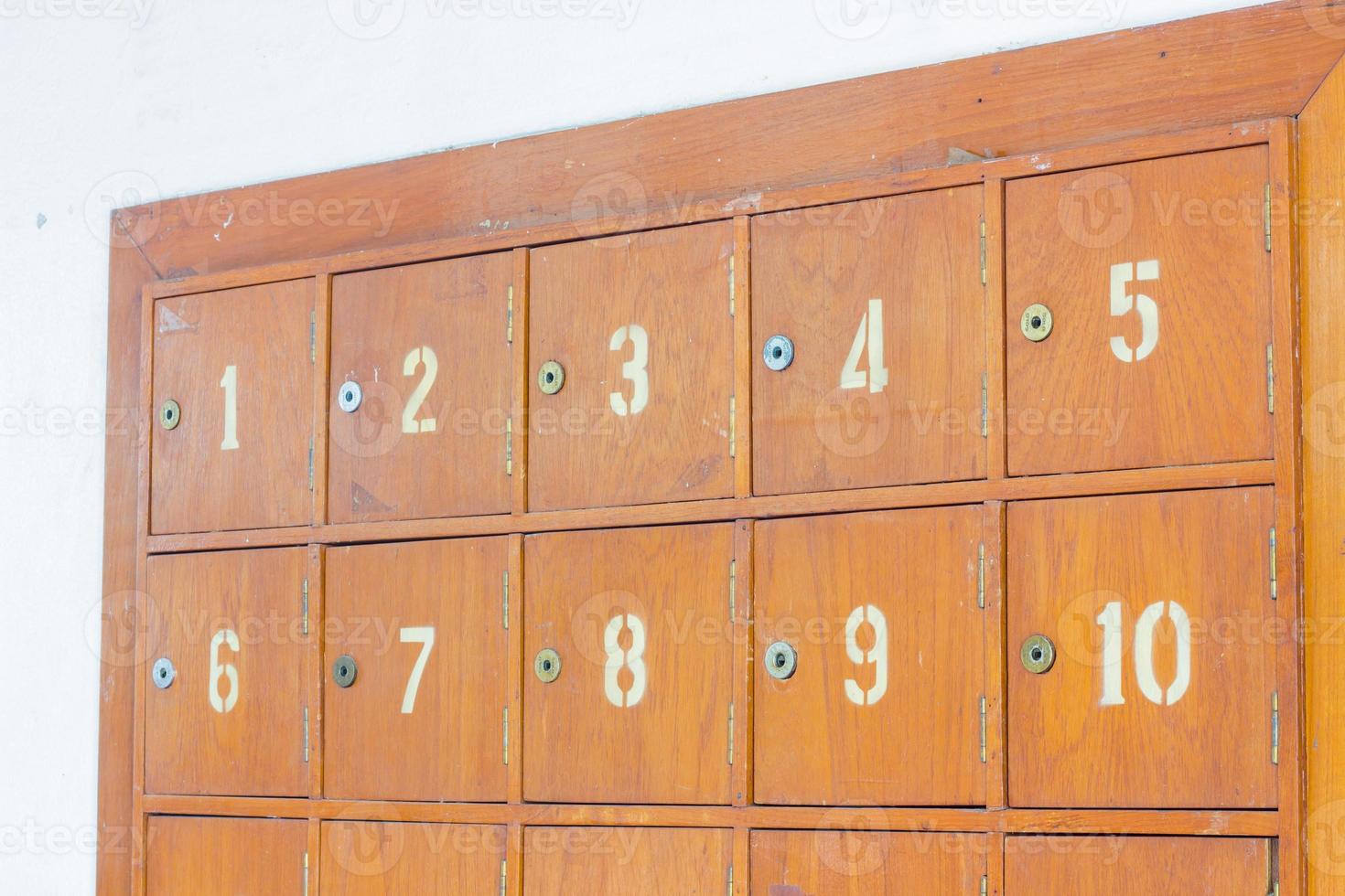 file di caselle postali in legno retrò foto