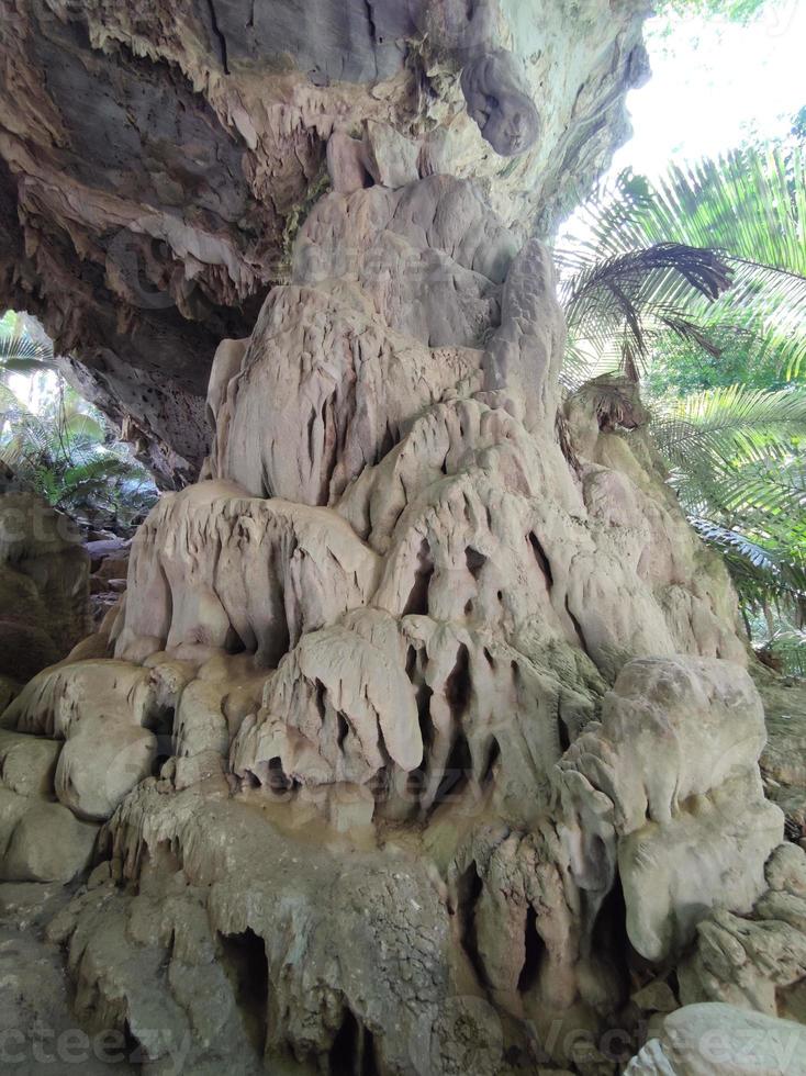 foto verticale della grotta naturale in thailandia