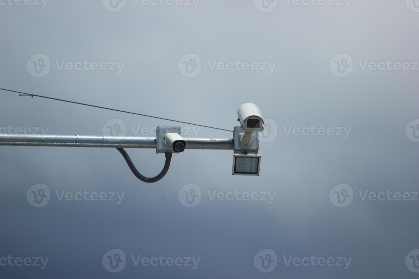 controllo della velocità della telecamera ravvicinata isolato su sfondo con cielo nuvoloso foto