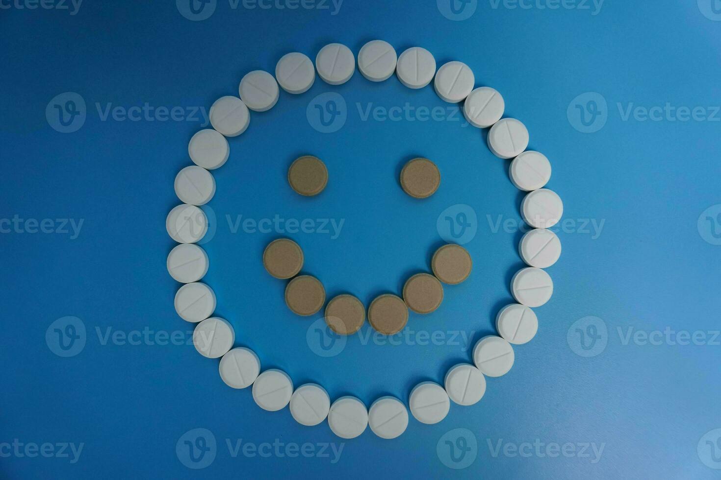 positivo Sorridi fatto di pillole su blu sfondo. concetto di medicinale, pillole, trattamento, medico assicurazione. contento concetto foto