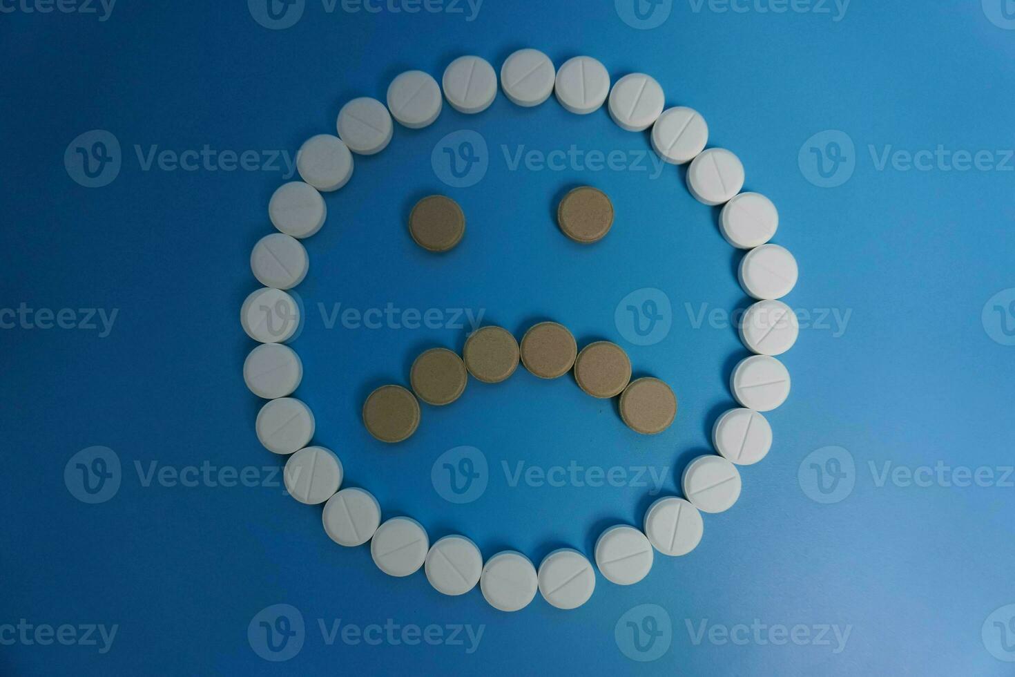negativo Sorridi fatto di pillole, tavoletta, capsula su blu sfondo. concetto di medicinale, pillole, trattamento, medico assicurazione. triste concetto foto