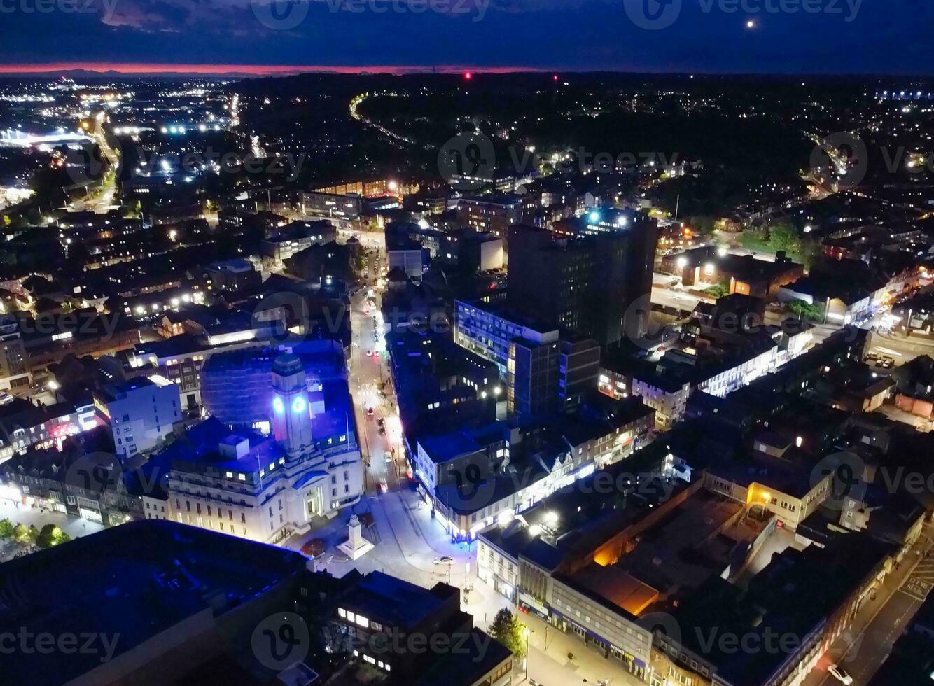 aereo Visualizza di illuminato luton città di Inghilterra UK dopo tramonto durante notte di estate. Immagine era catturato con di droni telecamera su sep 1°, 2023 foto