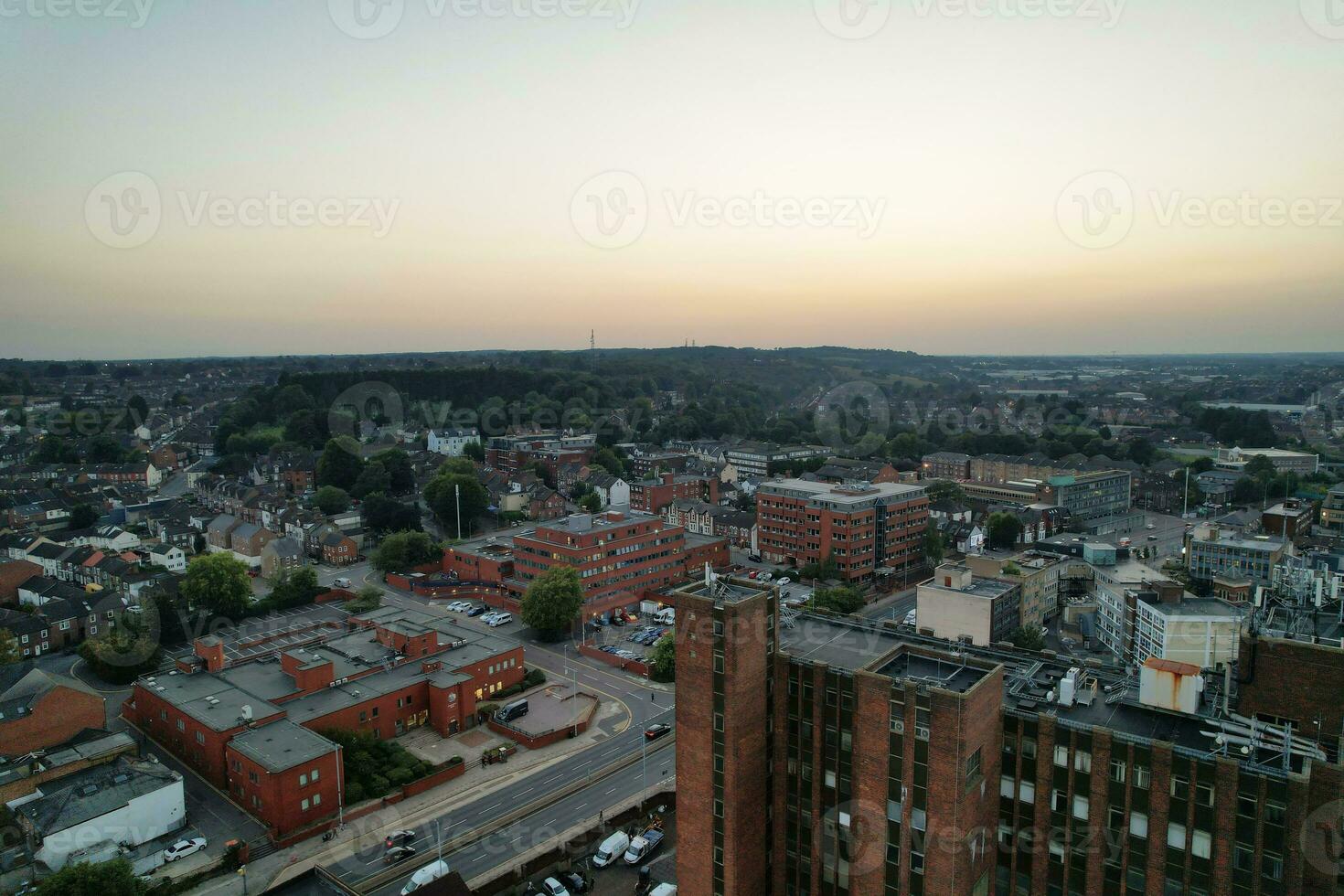 aereo Visualizza di illuminato centro edifici, strade e centrale luton città di Inghilterra UK a inizio di chiaro tempo metereologico notte di settembre 5°, 2023 foto