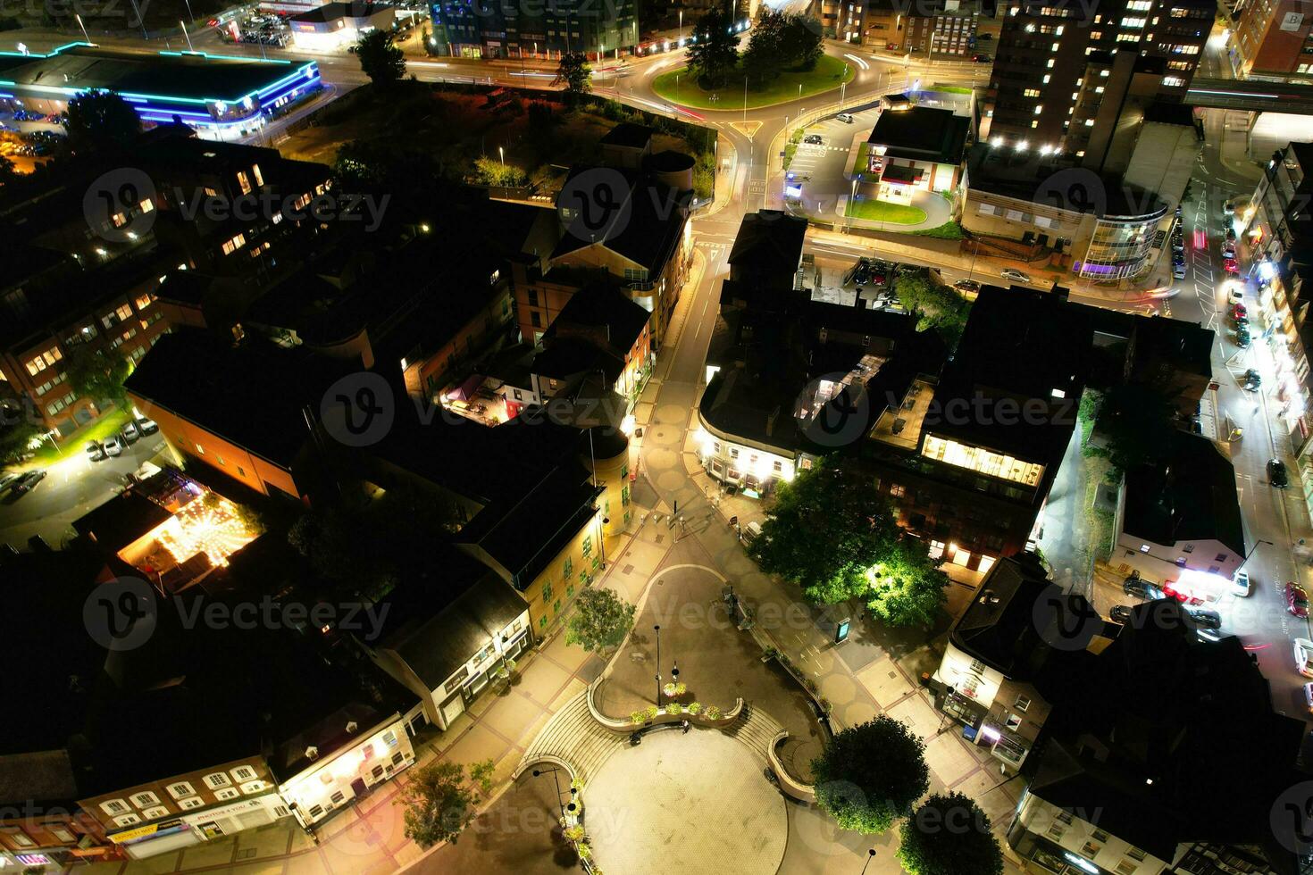 aereo Visualizza di illuminato centro edifici, strade e centrale luton città di Inghilterra UK a inizio di chiaro tempo metereologico notte di settembre 5°, 2023 foto