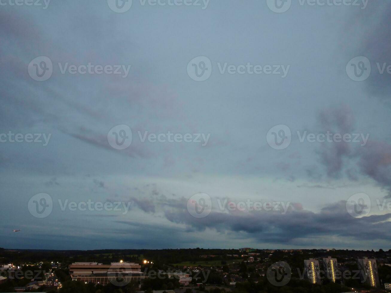aereo Visualizza di illuminato luton città di Inghilterra UK dopo tramonto durante notte di estate. Immagine era catturato con di droni telecamera su sep 1°, 2023 foto