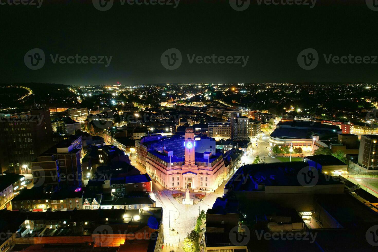 aereo Visualizza di illuminato centro edifici, strade e centrale luton città di Inghilterra UK a inizio di chiaro tempo metereologico notte di settembre 5°, 2023 foto