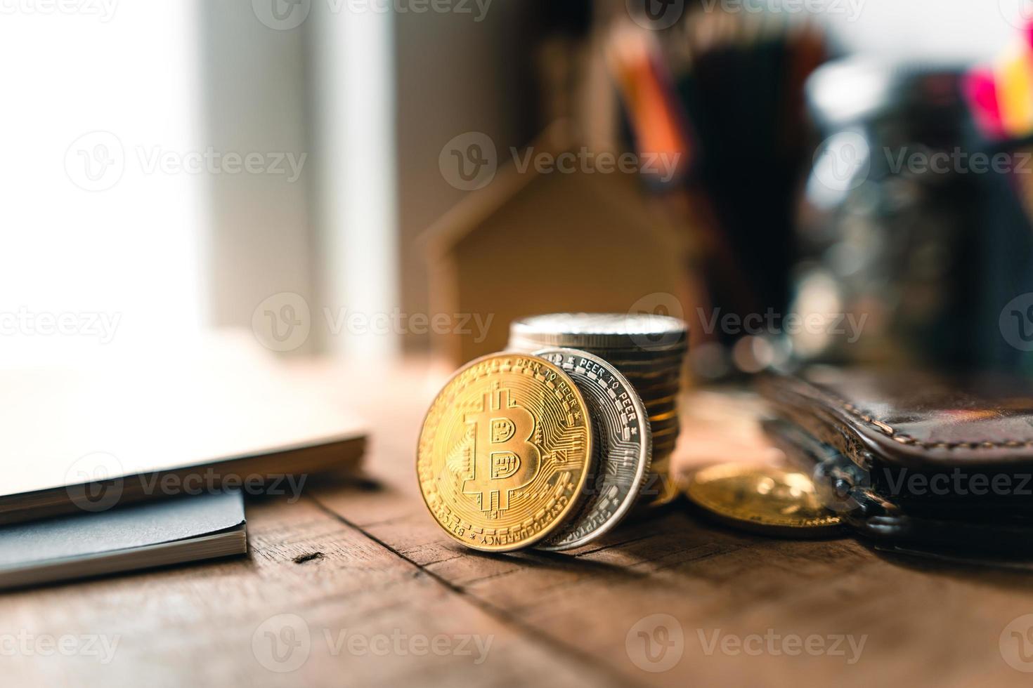 monete bitcoin su una scrivania di legno foto