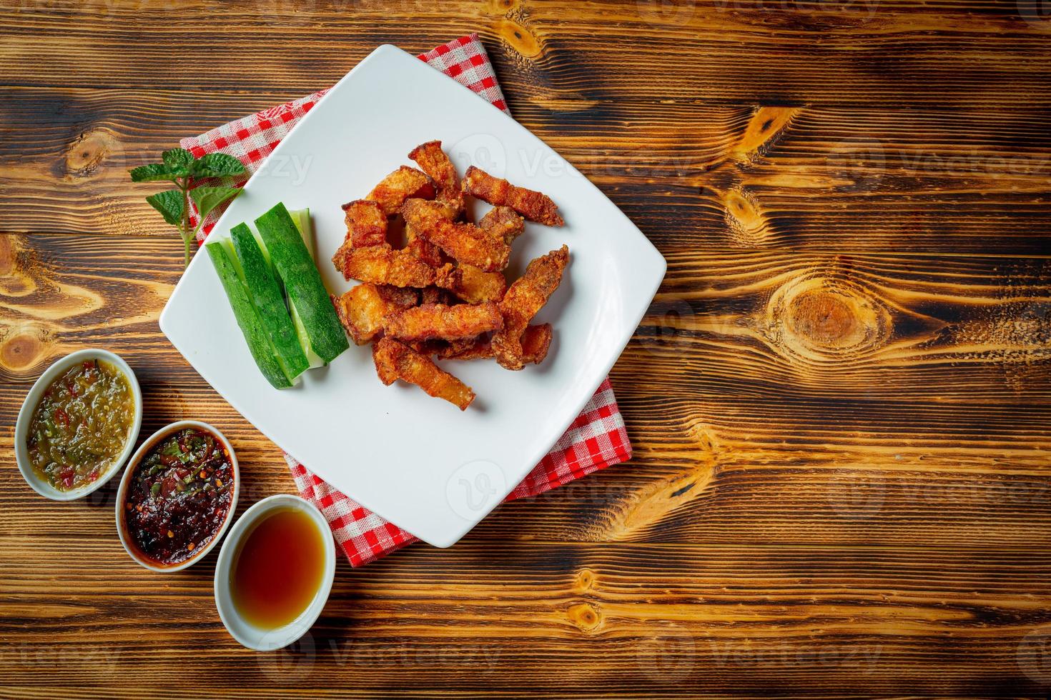 maiale fritto adagiato sul pavimento di legno foto